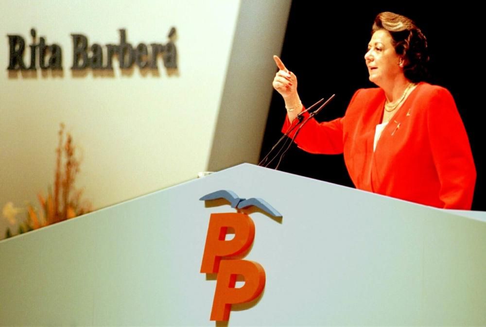 Rita Barberá, durante su discurso en el acto de proclamación de su candidatura a la alcadía de la ciudad, en el año 1999.