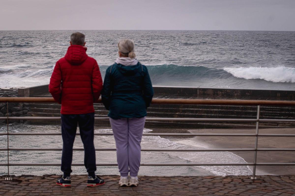 Dos personas observan el mal estado de la mar