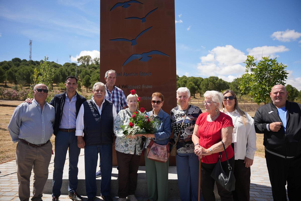 Al finalizar el acto, se ha depositado un centro de rosas en el monolito