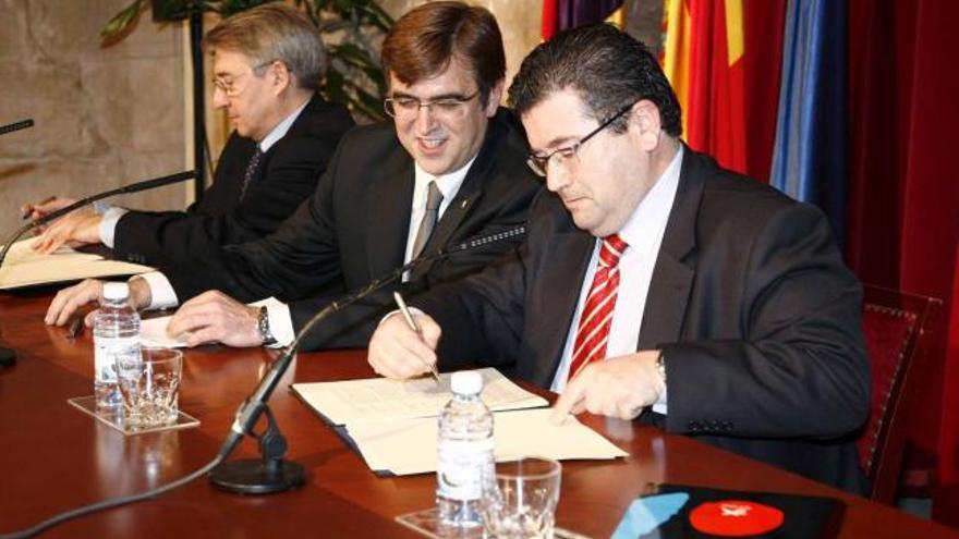 Carbonero, Antich y Fuertes, ayer, durante la firma del convenio.