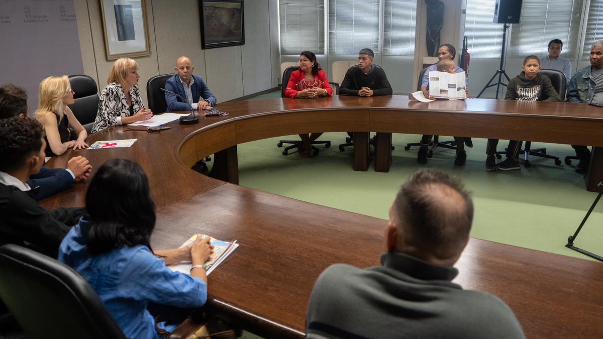 Los ciudadanos cubanos con la delegada de la Junta, Leticia García.