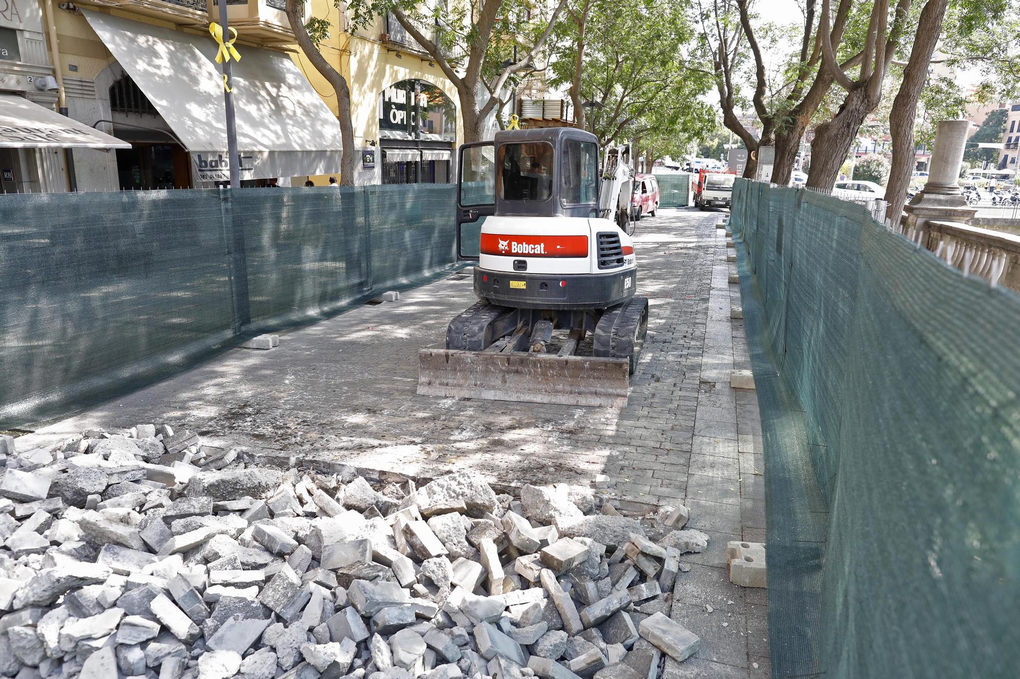 L’accés al Barri Vell des de la plaça Catalunya, tancat per obres