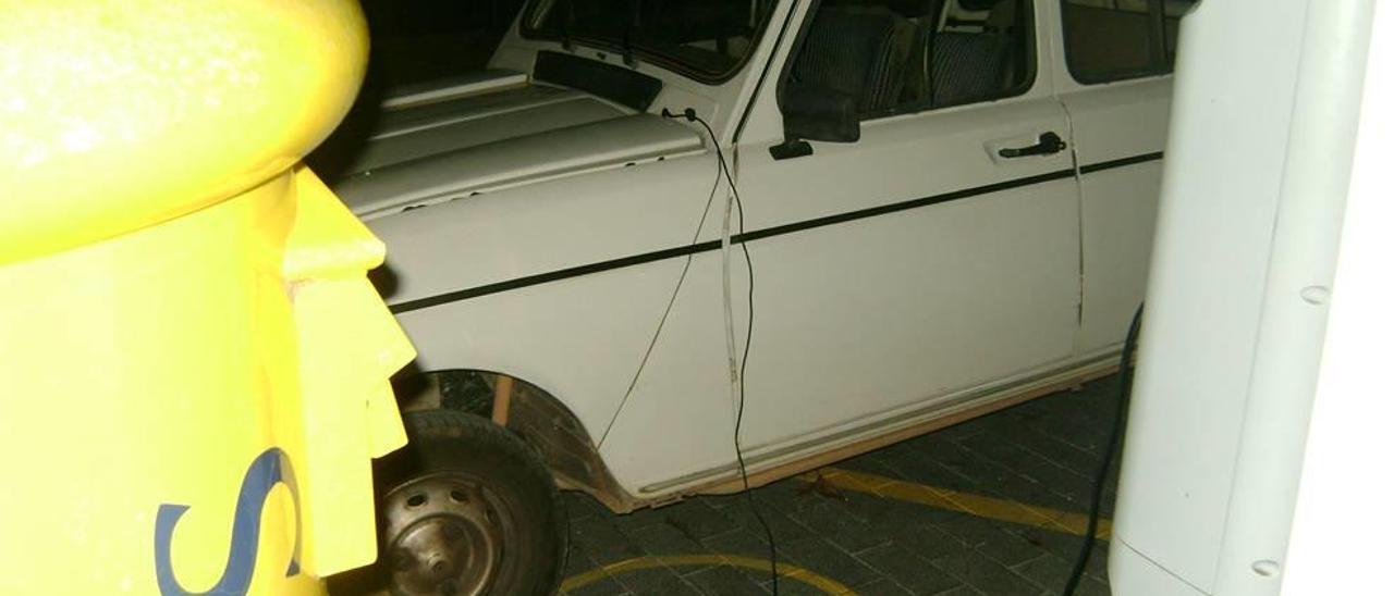 El Renault 4L ´recargando´ baterías en el punto de la plaza del Pou.