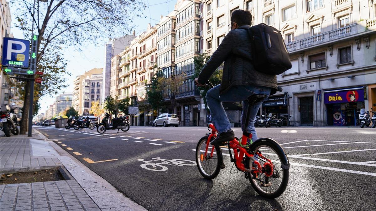 El nuevo carril bici de la calle de Aragó, este lunes, en su primer laborable de estreno