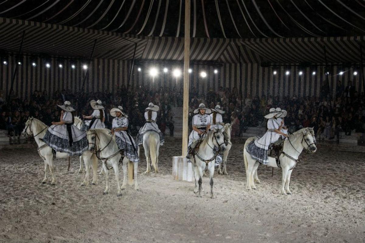 Caballos en el desfile de la colección crucero de Dior 2019