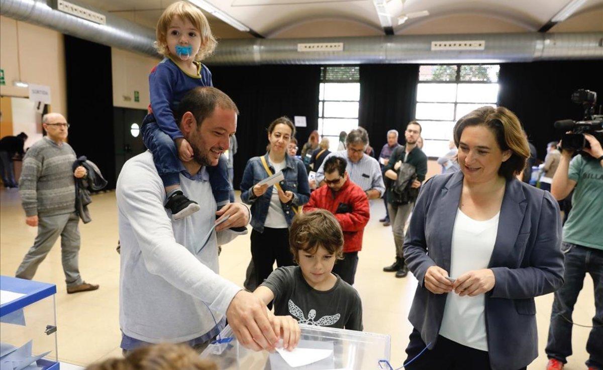 Ada Colau vota en el Centre Cívic La Sedeta.