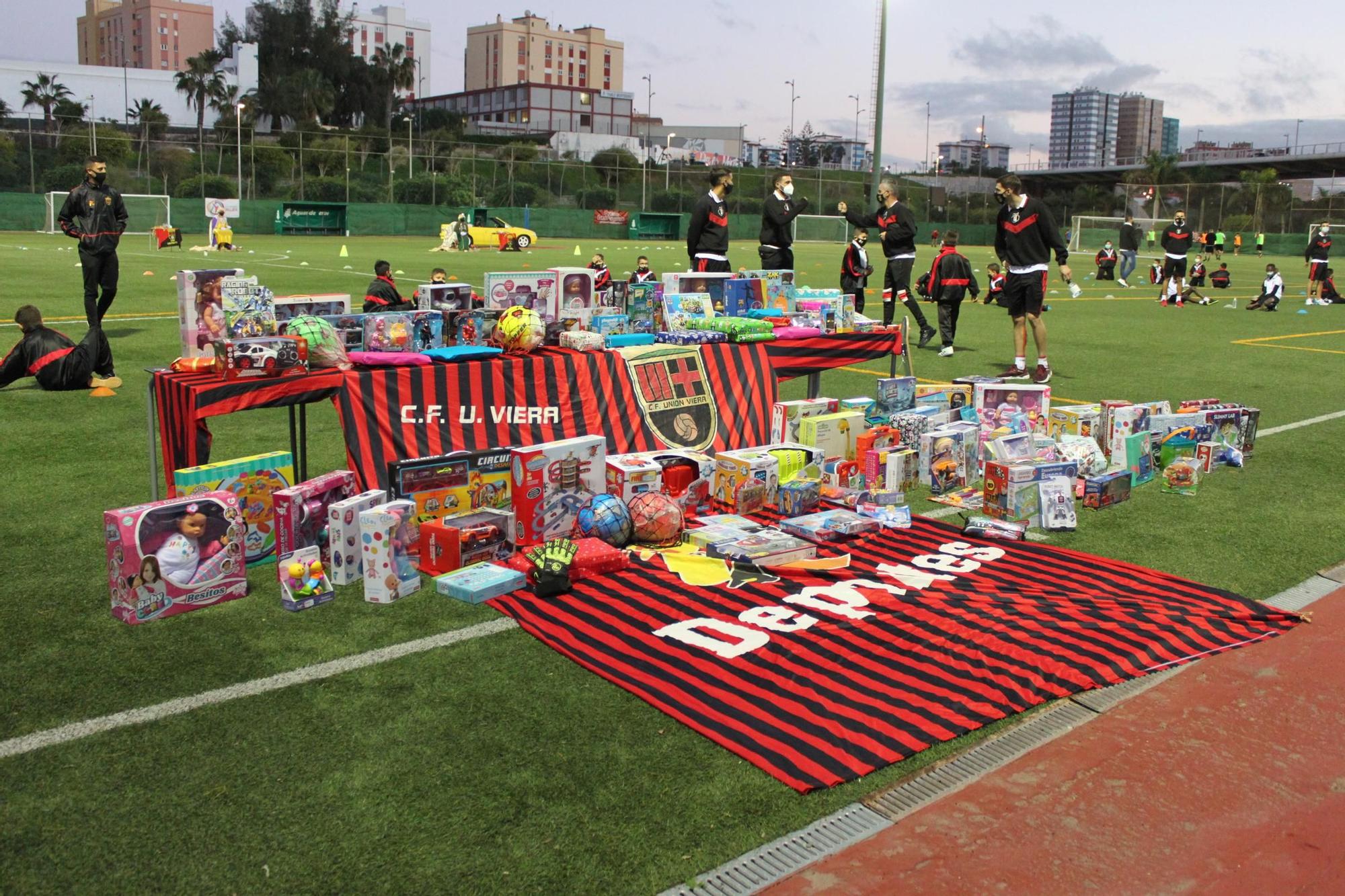 El Viera entrega más de 300 juguetes a la Casa de Galicia a través de su Campaña de recogida de Navidad