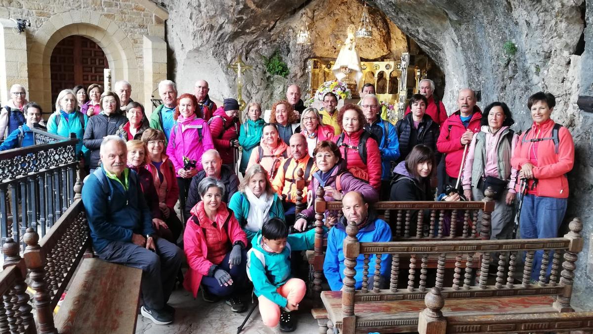 Los participantes, ante la Virgen de Covadonga.