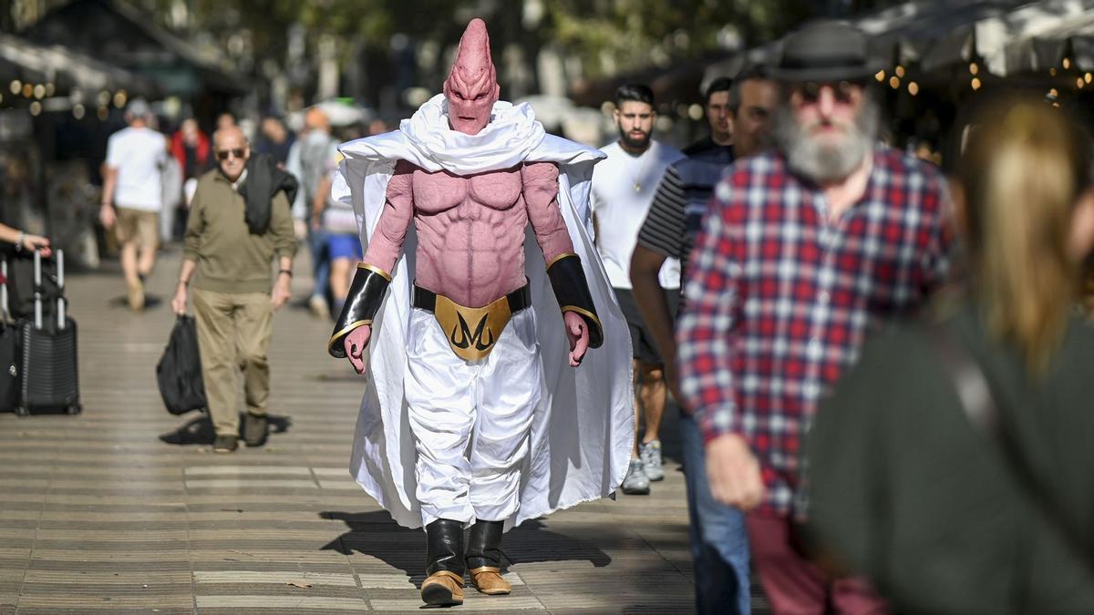 El monstruo Buu de Dragon Ball pasea por la Rambla de Barcelona