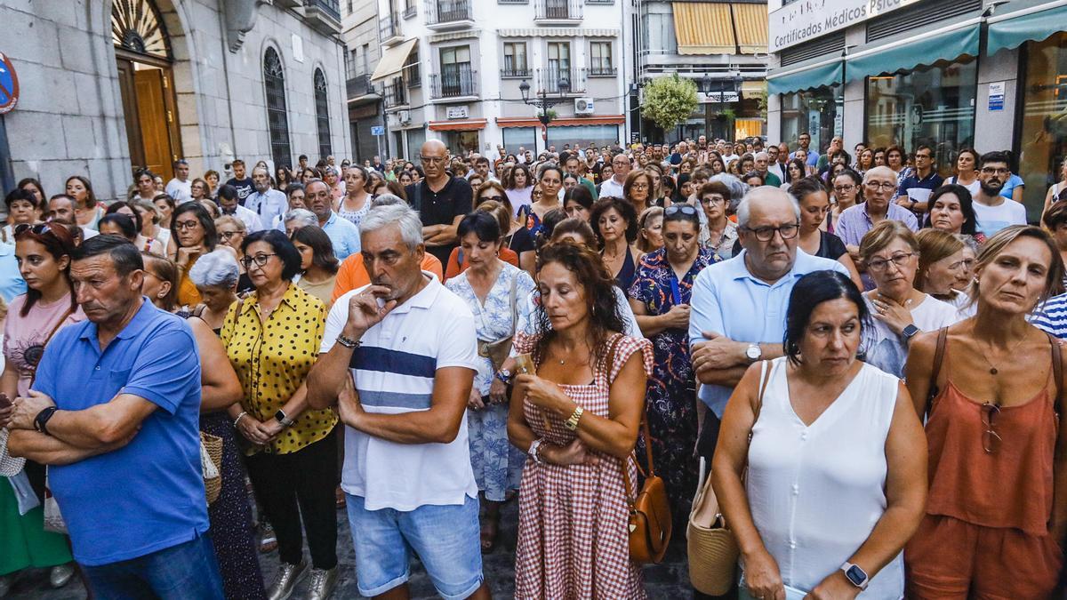 Vecinos se concentran contra el asesinato machista de Juana, de 31 años, en Pozoblanco (Córdoba).