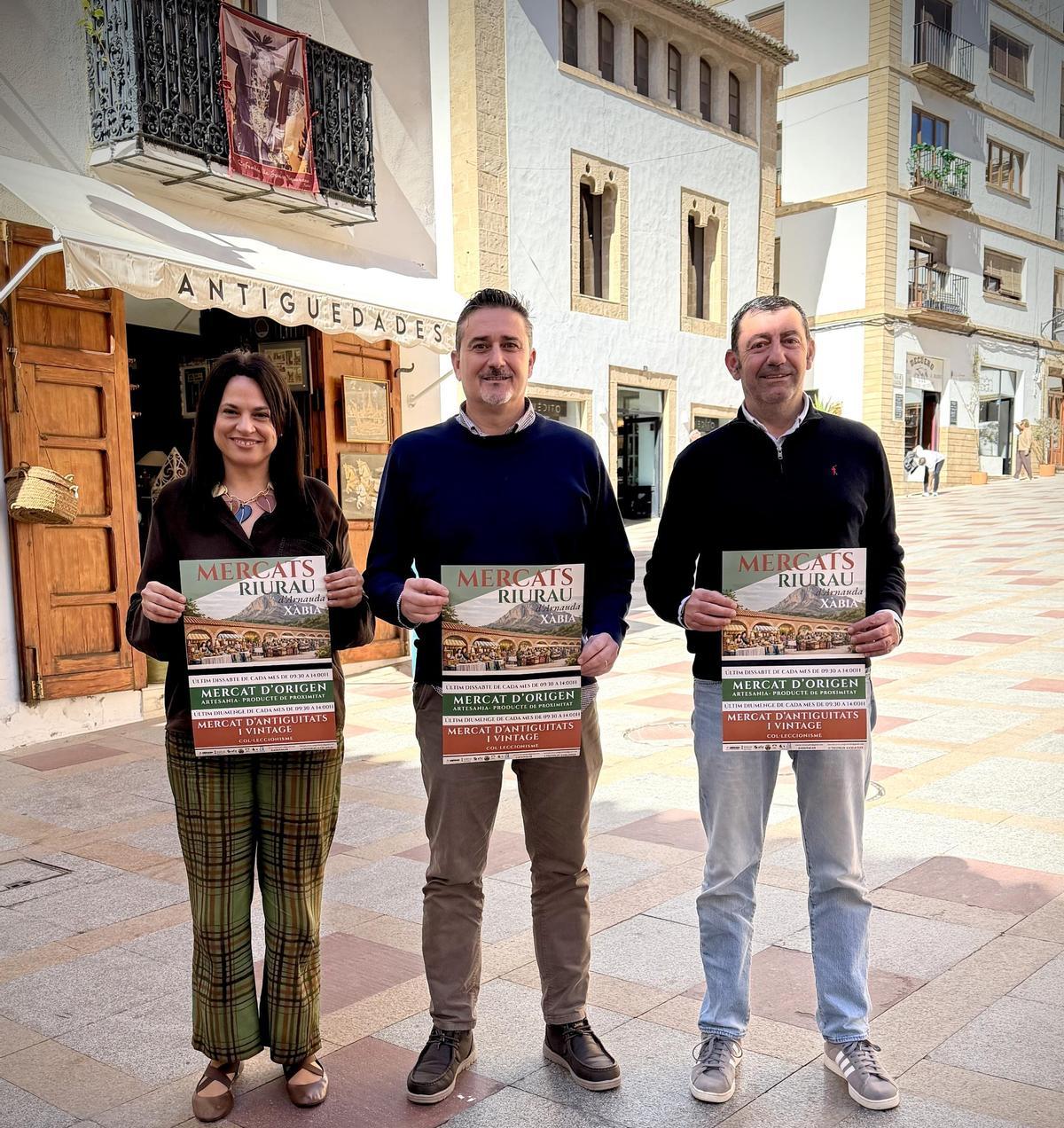 Lourdes Ortuño, Jualu Cardona y José Pacheco han presentado hoy los "mercats del riurau d'Arnauda"