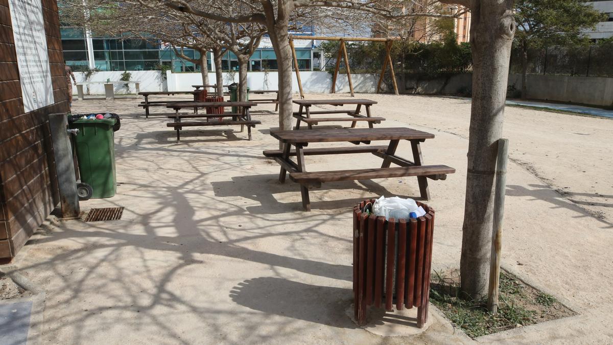 Basura acumulada en un contenedor y una papelera de Es Parc de s’Illa.