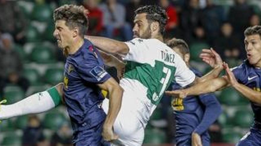 Andrés Túñez, durante una acción del partido Elche-UCAM Murcia