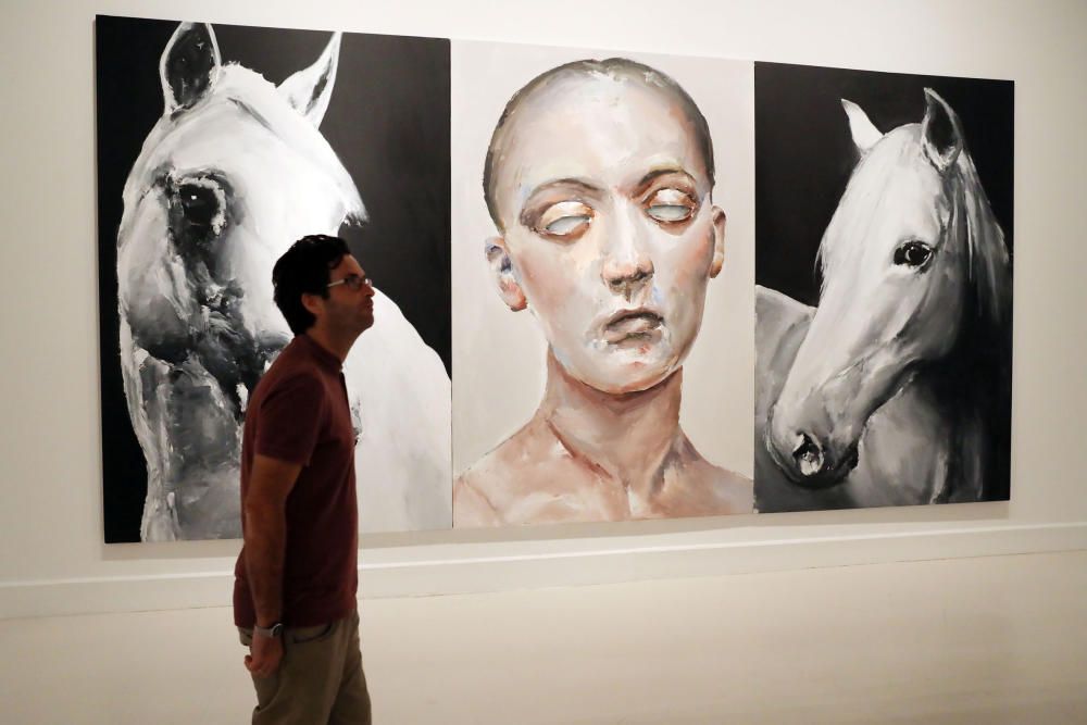 Animales disecados, como un toro o ciervos, colgados como lámparas, junto a pinturas de gran formato, obras del jienense Santiago Ydáñez, se pueden ver en el CAC, en la exposición ''El corazón manda''.