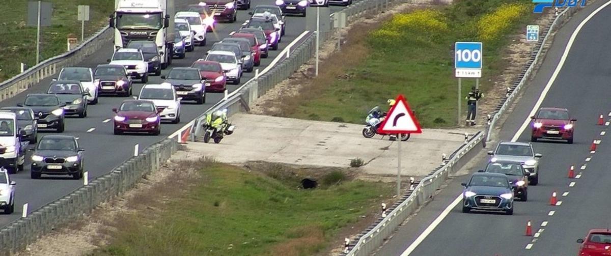 Imagen del carril de desdoble en sentido hacia València abierto en la A-3 para facilitar la salida de vehículos de Madrid en este Jueves Santo.