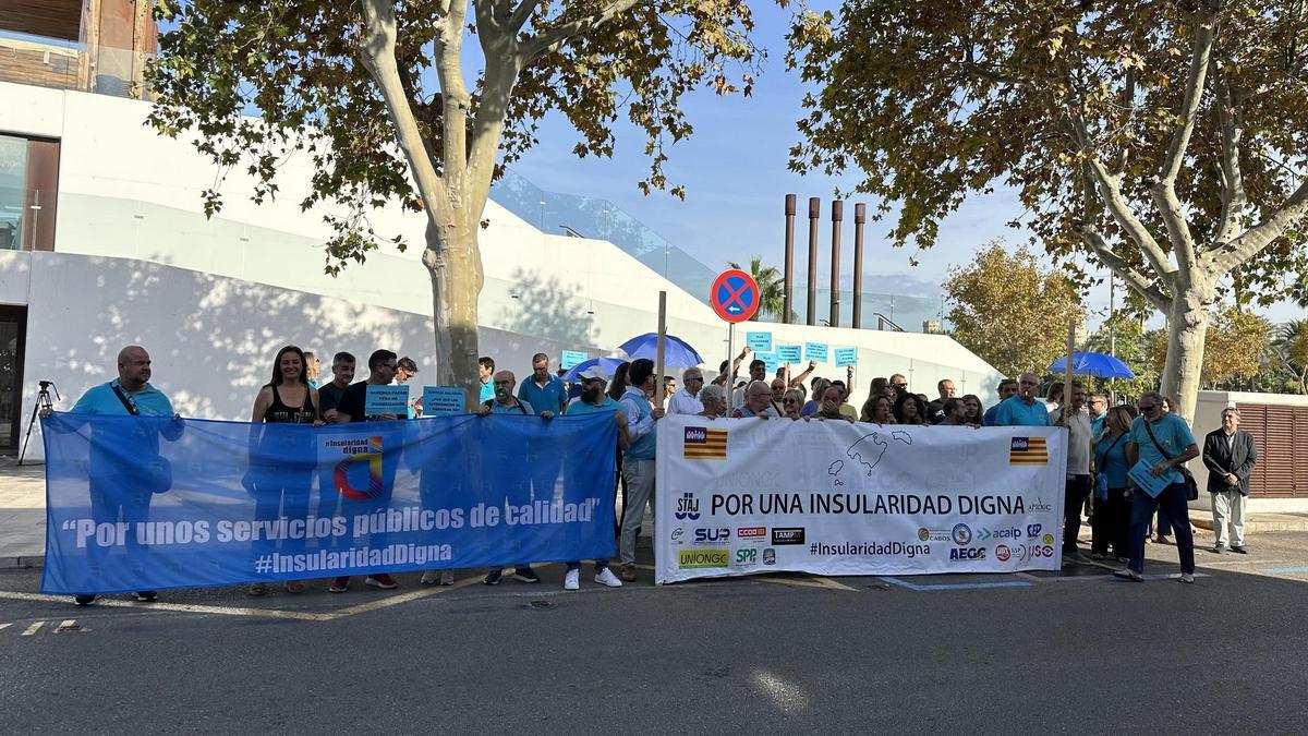 Archivo - Concentración de Insularidad Digna frente a oficina de la Administración General del Estado