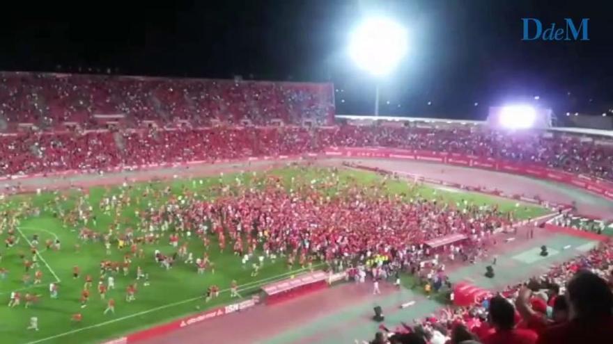 Los aficionados invaden el campo de Son Moix tras el pitido final