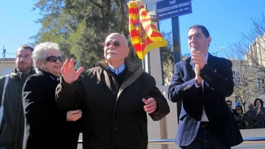 Francisco Aura saludando y agradeciendo los aplausos después de descubrir la placa del puente.