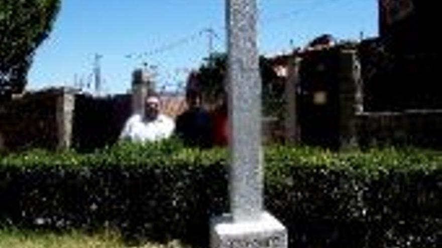 Una cruz recuerda la moción de censura a EU en Alcuéscar