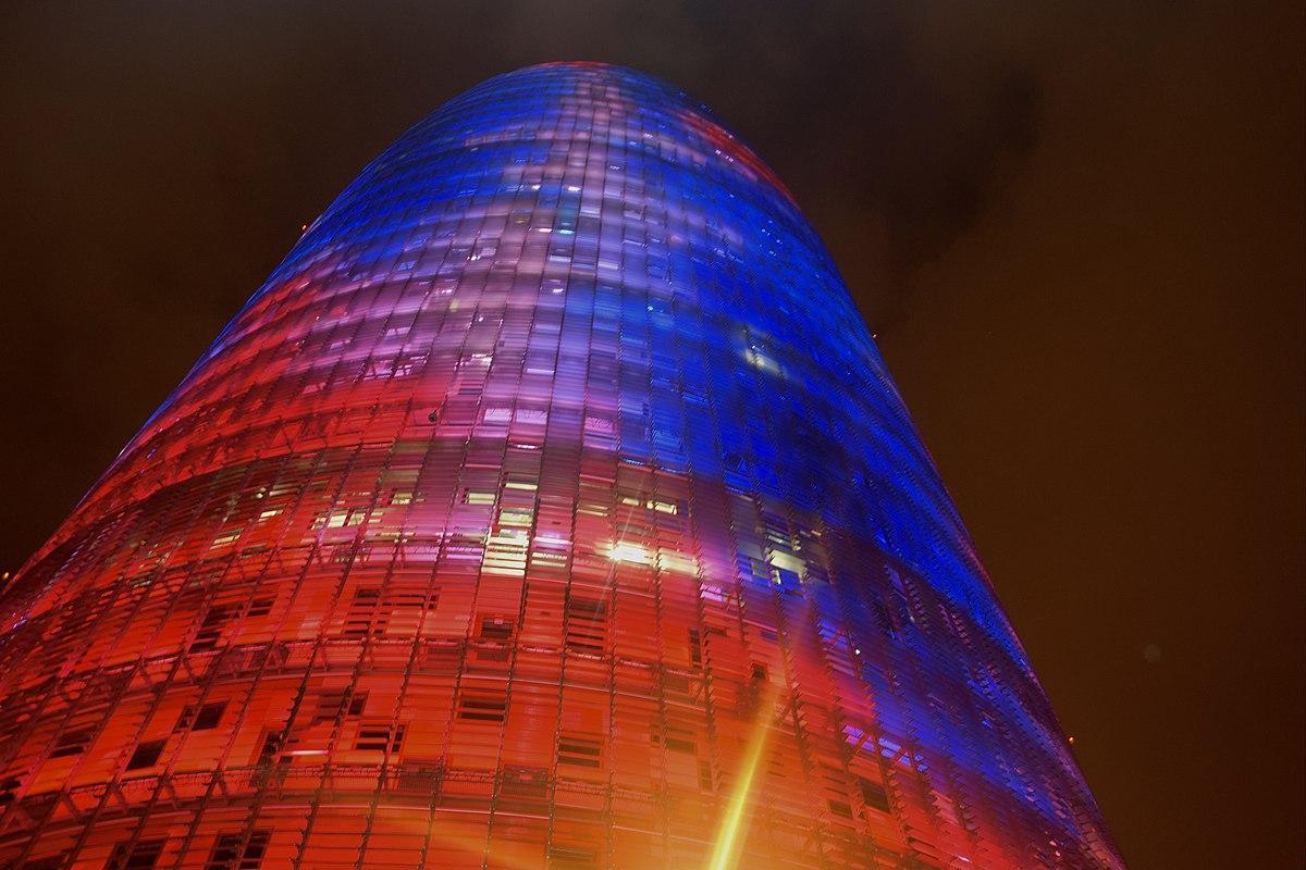 La Torre Glòries de Barcelona, iluminada de noche