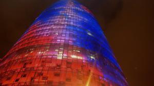 La Torre Glòries de Barcelona, iluminada de noche