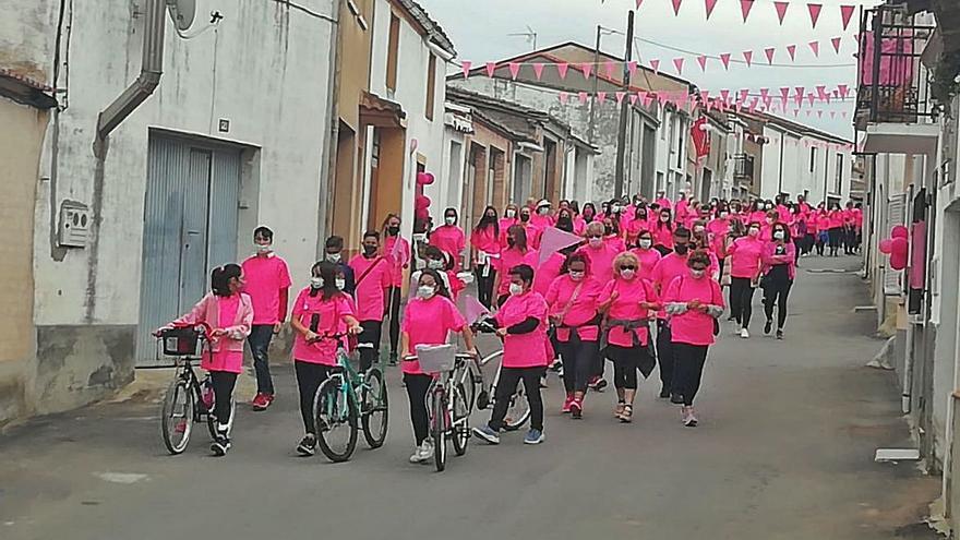 La marcha solidaria avanza por las calles de Fuentesaúco. | Cedida