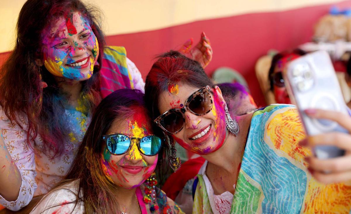 Celebraciones del Holi en el templo Kalupur Swaminarayan , India.