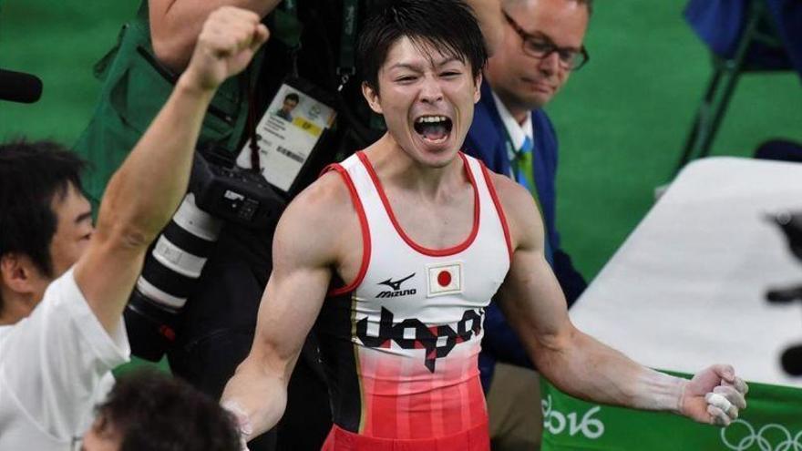 Uchimura renueva su título del 2012 en dura pugna con Verniaiev