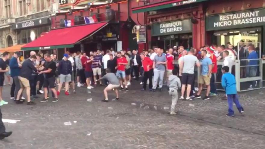 Los hinchas ingleses se burlan de unos niños mendigos lanzándoles monedas