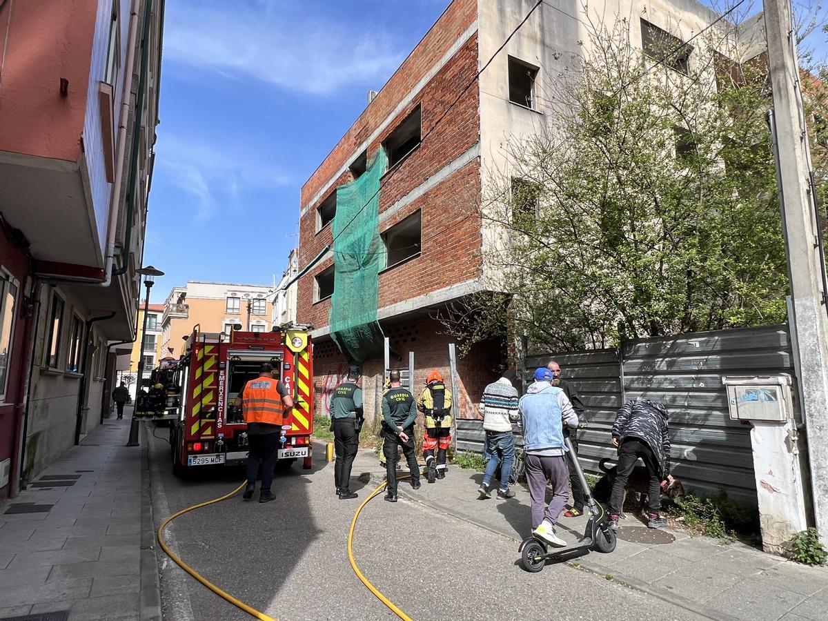 Efectivos de emergencias trabajando en el edificio donde se produjo el incendio