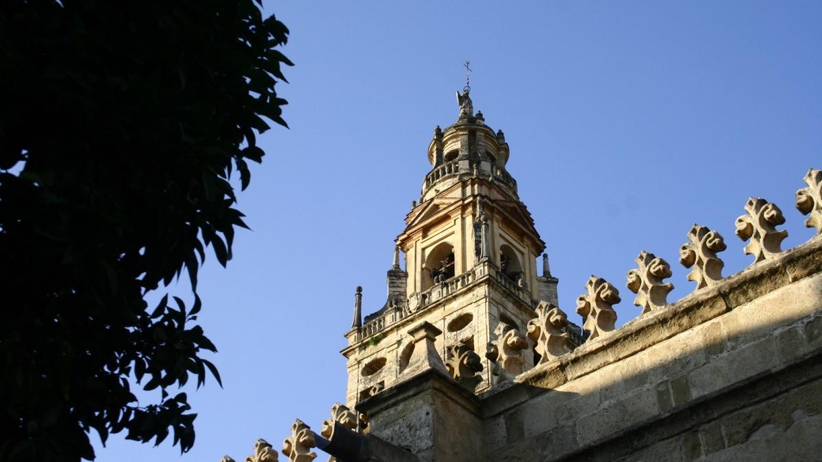 Cielo despejado sobre la torre de la Mezquita Catedral de Córdoba.