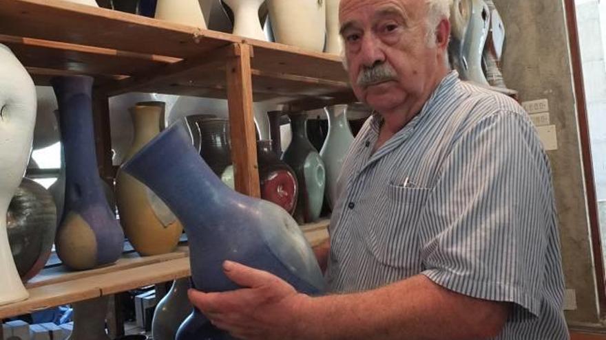 El artista Lluís Castaldo, en su taller.