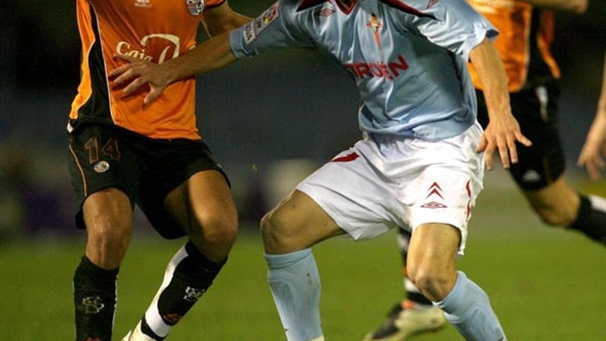Ferrán, autor del segundo gol céltico, intenta irse de un rival en un partido anterior.