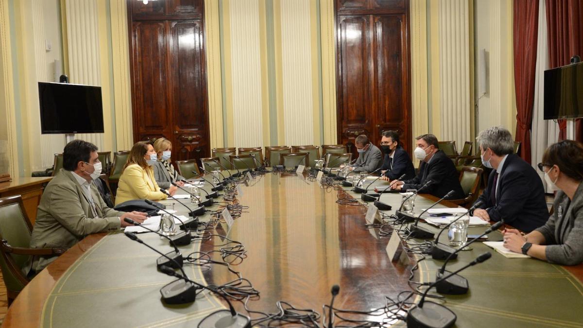 Reunión mantenida entre Luis Planas y Carmen Crespo con sus asesores en el Ministerio de Agricultura.