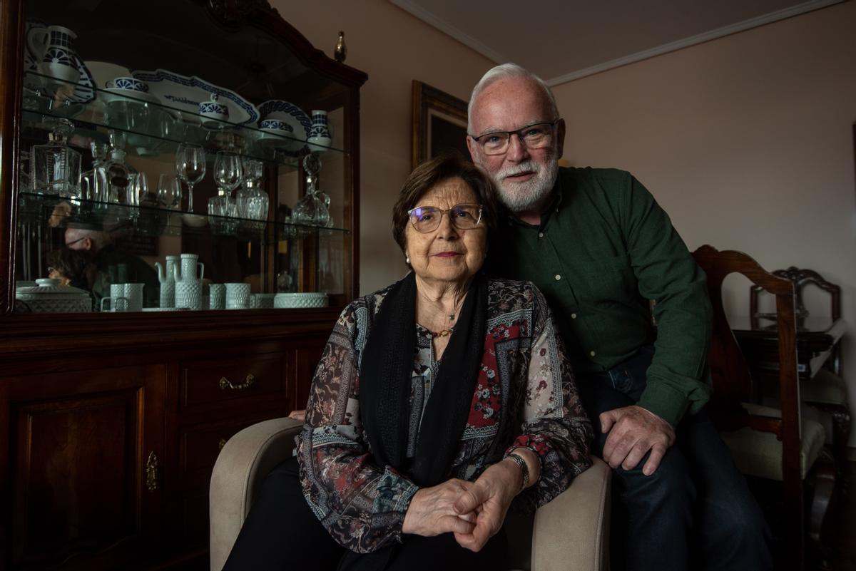 Margarita Rodríguez, trasplantada renal, junto a su marido, Manolo Barreiro, en su casa del barrio de Monelos, en A Coruña.