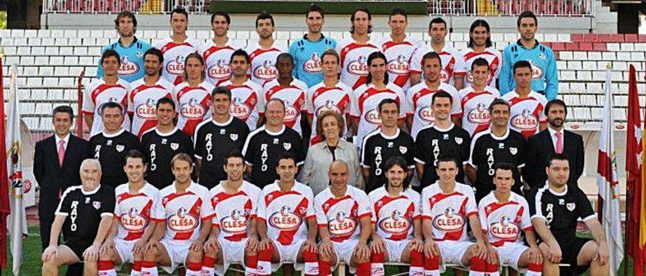 Pepe Mel, en el centro junto a Teresa Rivero, expresidenta del Rayo Vallecano, con Míchel Sánchez, delante, junto a Movilla, en la foto de la 2009-10.