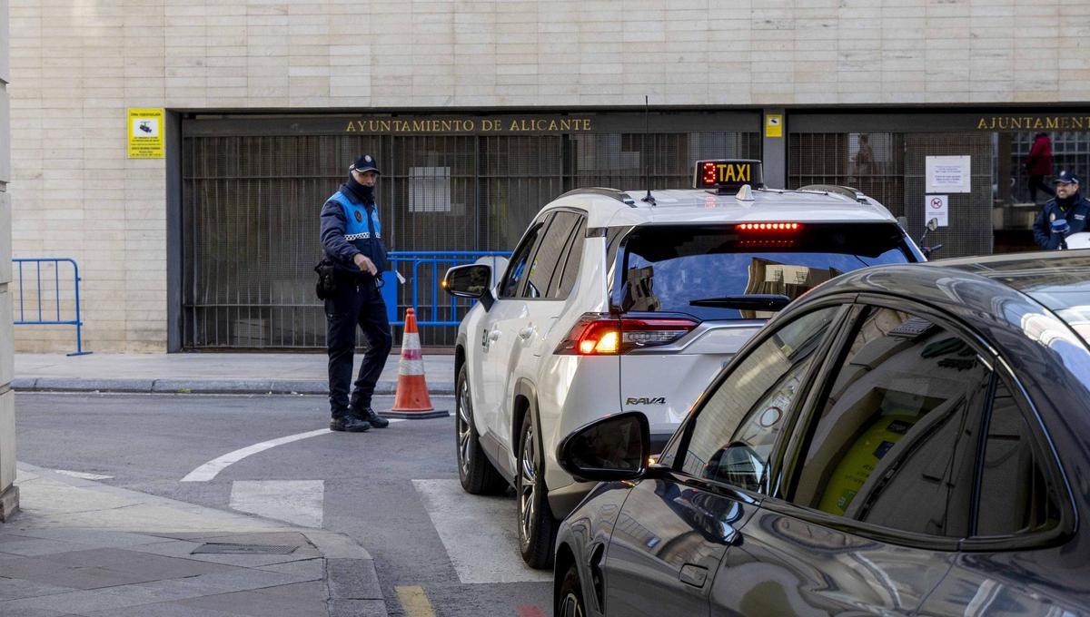 Nueva señalización que advierte del cierre al tráfico a la plaza del Ayuntamiento