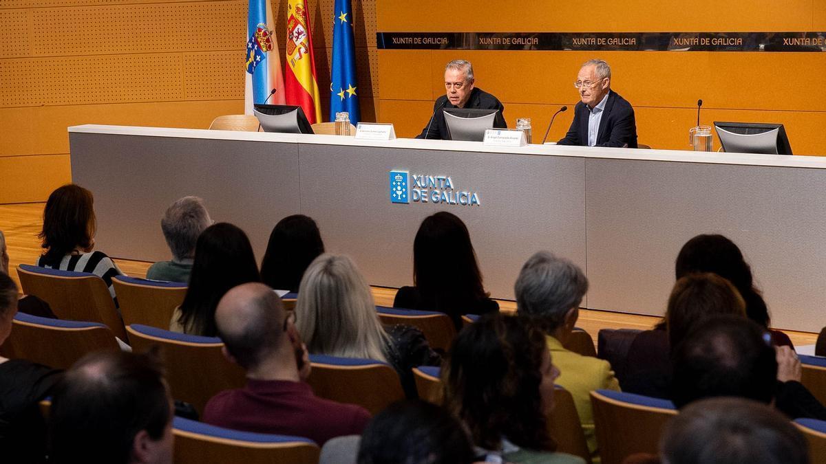 El conselleiro de Sanidade, Antonio Gómez Caamaño y el genetista compostelano Ángel Carracedo, esta mañana, en la presentación del programa IMPaCT-Genómica