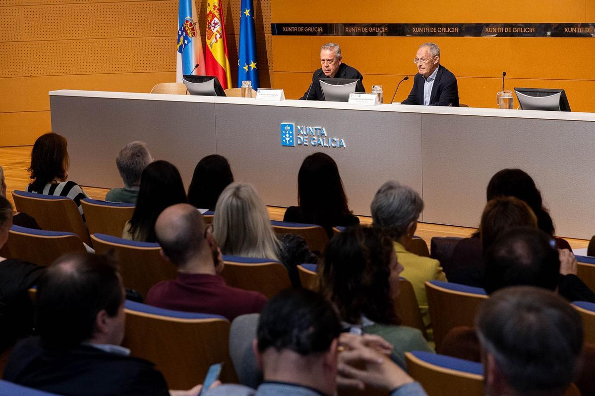 El conselleiro de Sanidade, Antonio Gómez Caamaño y el genetista compostelano Ángel Carracedo, esta mañana, en la presentación del programa IMPaCT-Genómica