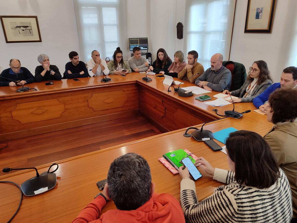 Pleno del Concello de Bueu, con los ediles del bipartito formado por BNG y PSdeG-PSOE.