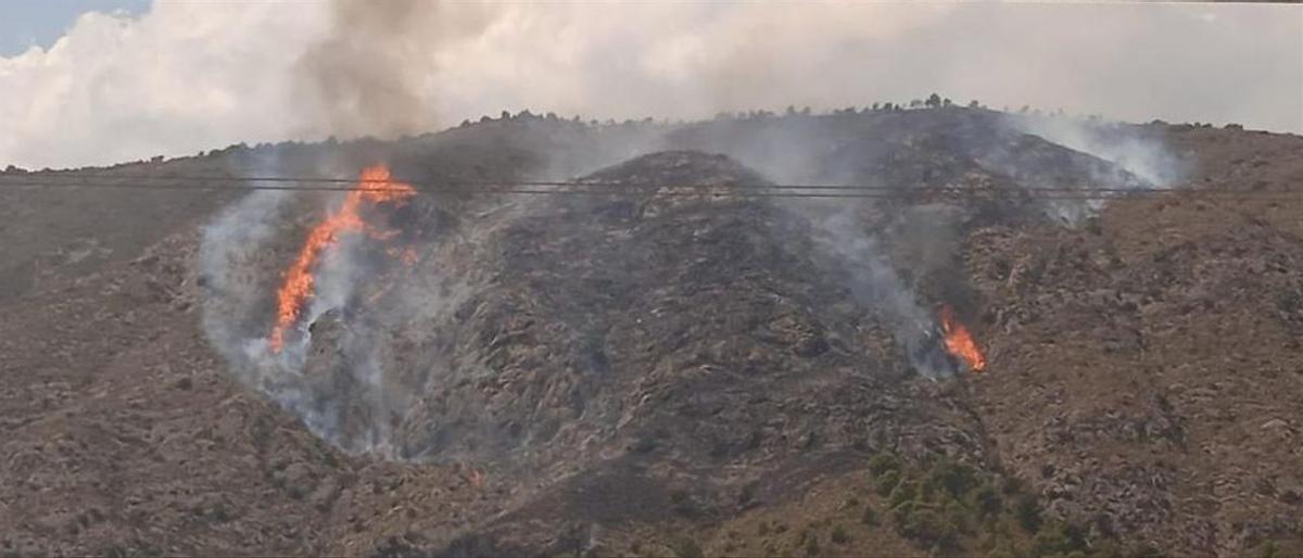 El fuego se ha ramificado y avanza con la ayuda del viento.