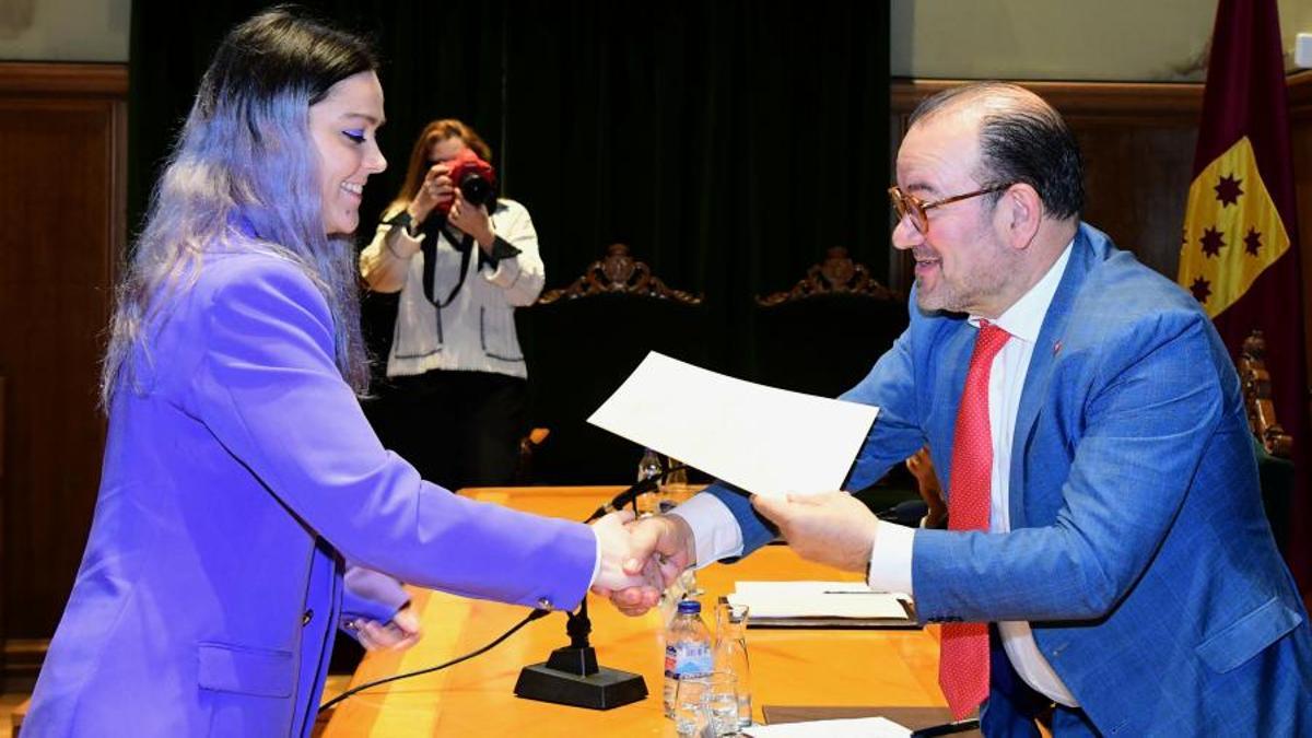 Coral Carballedo, graduada en Psicología por la USC, recibió el reconocimiento de manos del rector compostelano