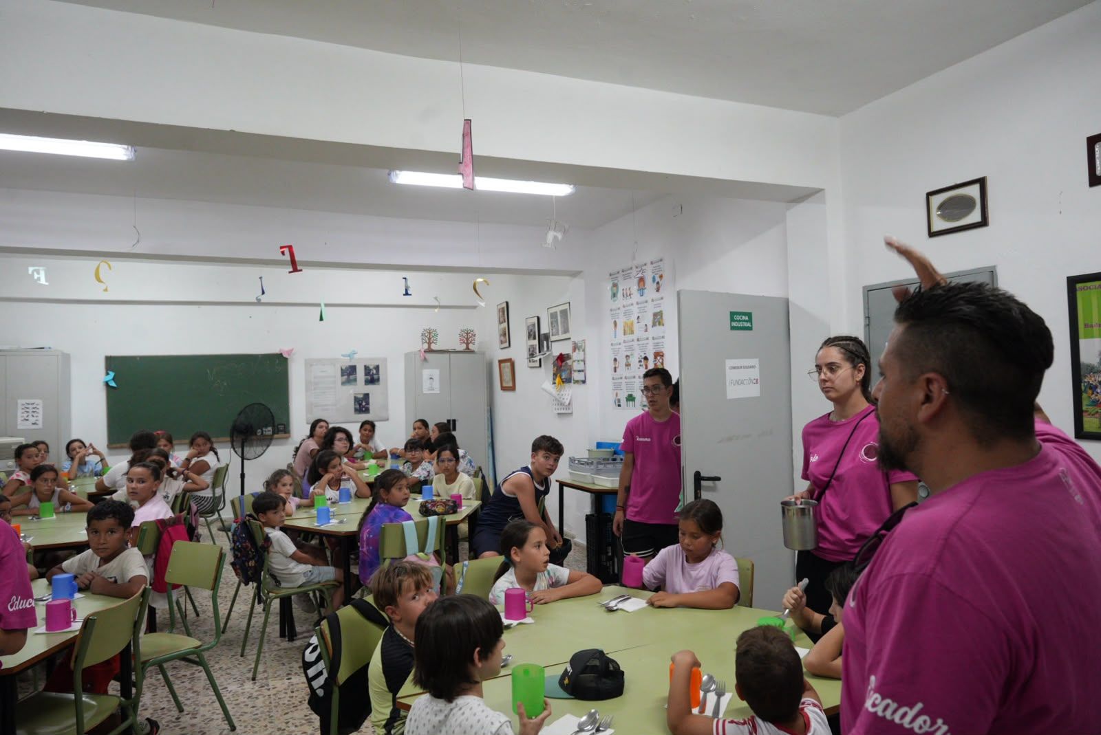 Monitores preparando el reparto de comida.