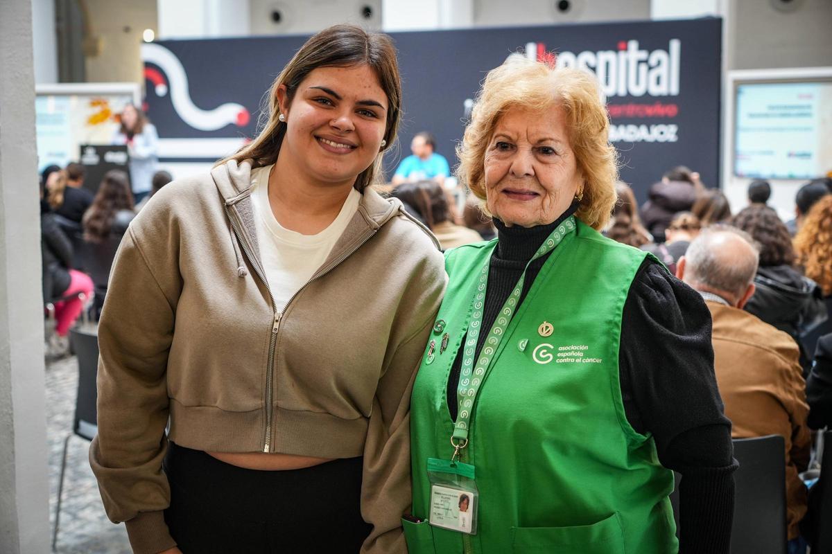 Aitana junto a Juana.