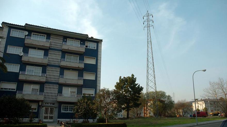 Torre de alta tensión en el barrio de Monte Porreiro.