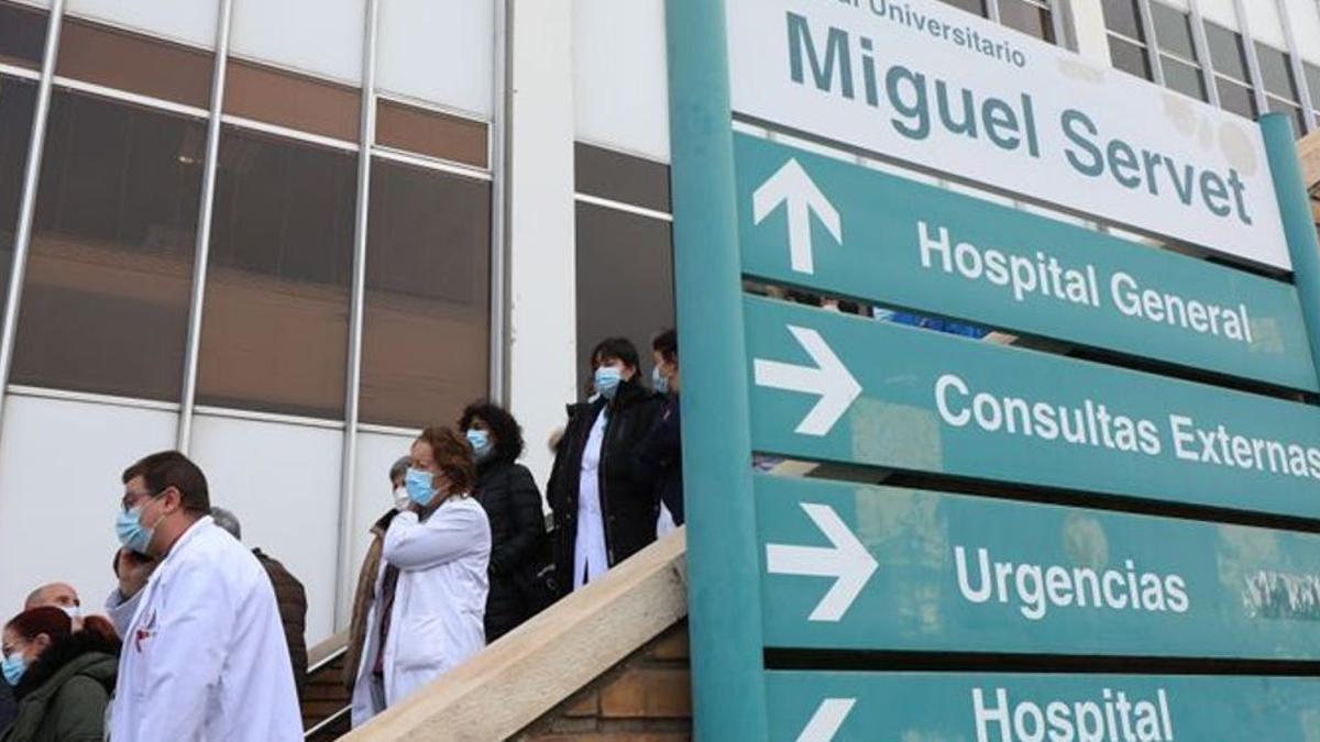 Entrada al hospital Miguel Servet.