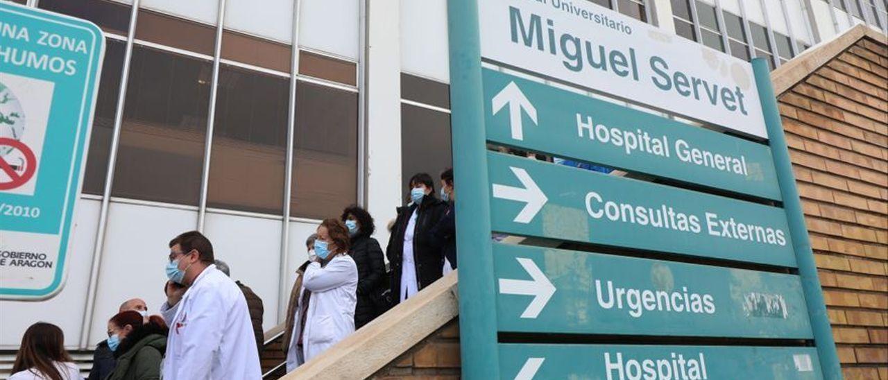 Entrada al hospital Miguel Servet.