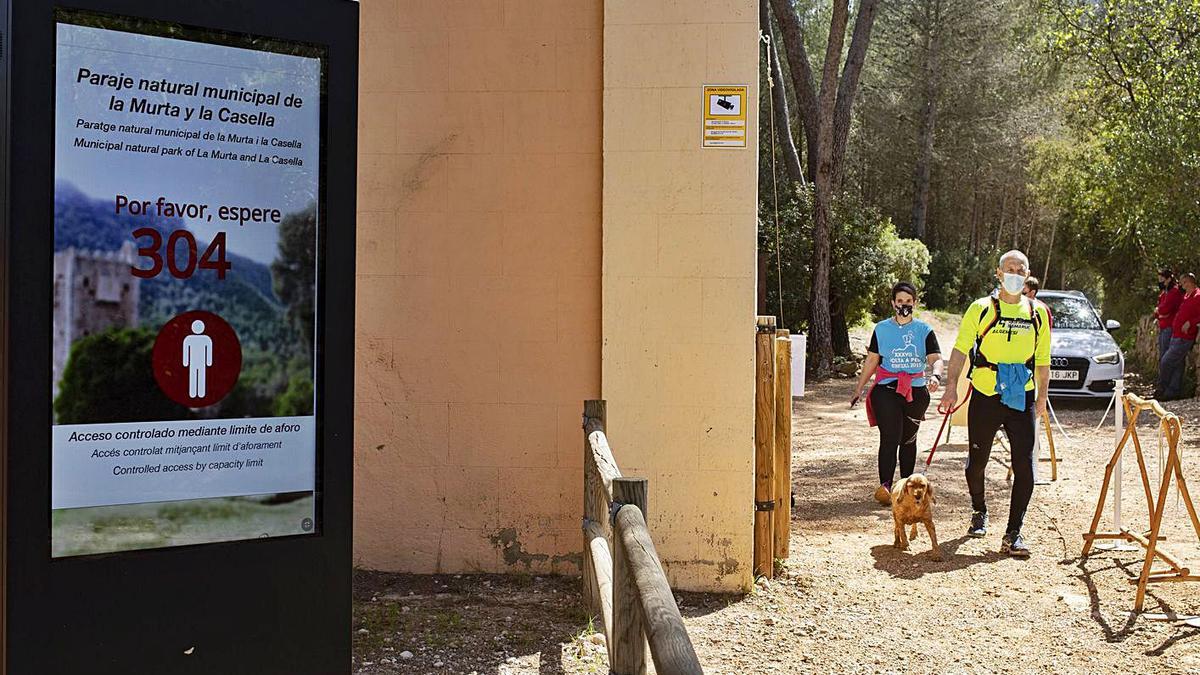 El sistema de control digital, ayer, cuando marcaba una punta de 304 visitantes en La Murta. | PERALES IBORRA