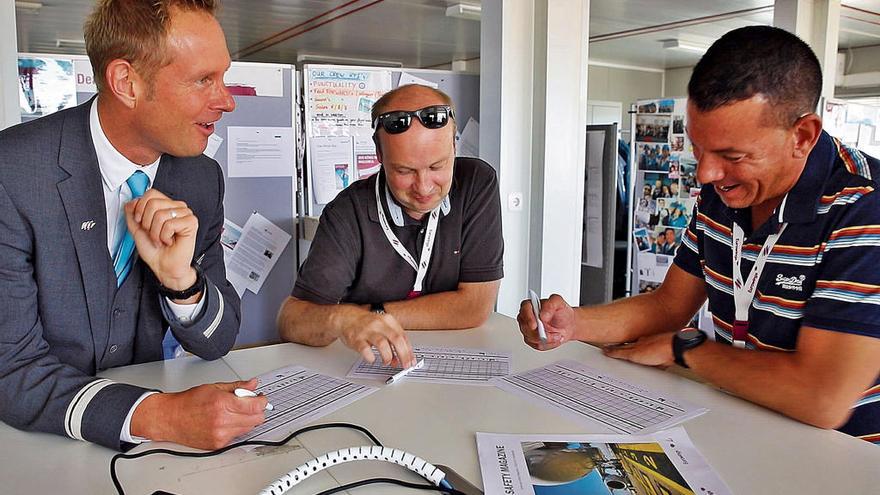 Kurze Lagebesprechung vor dem Flug: (v.?li.) Crew-Leiter Christian Brüning, Pilot Marek Kubiak und Bodenmanager Martin Rinker.