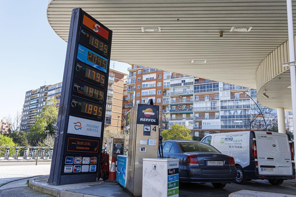 Cartel informativo del previo del carburante en una gasolinera